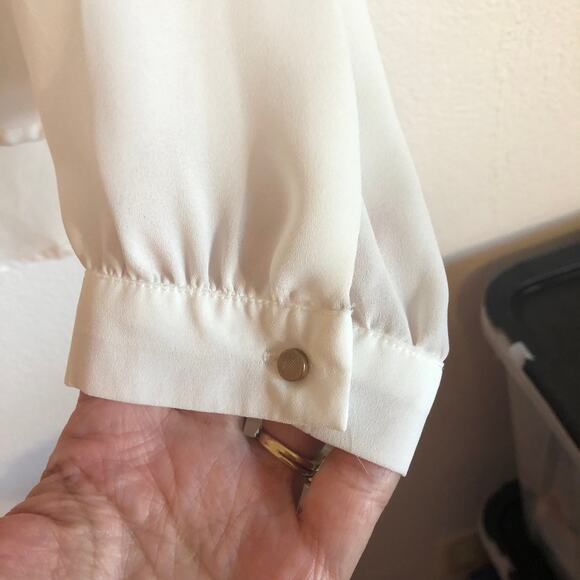 Daytrip white collar blouse w/ gold chain detail lightweight button. Size Med - Picture 4 of 5